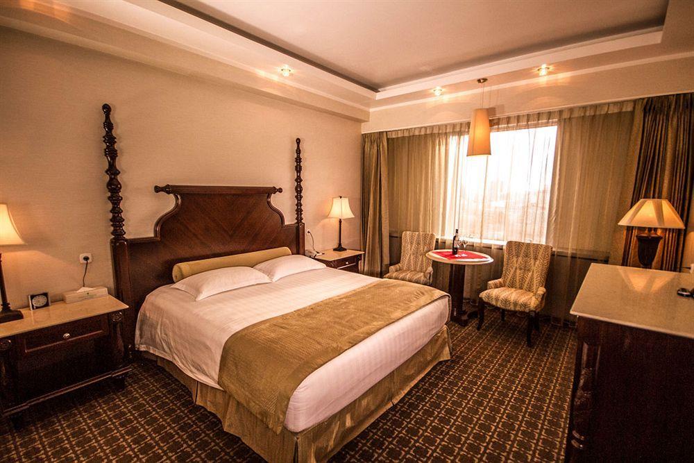 Chinggis Khaan Hotel Oelan-bator Buitenkant foto
